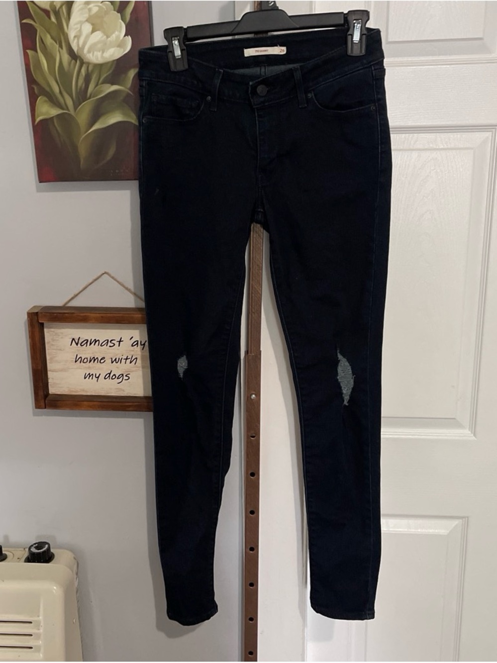 711 Levi distressed skinny jean